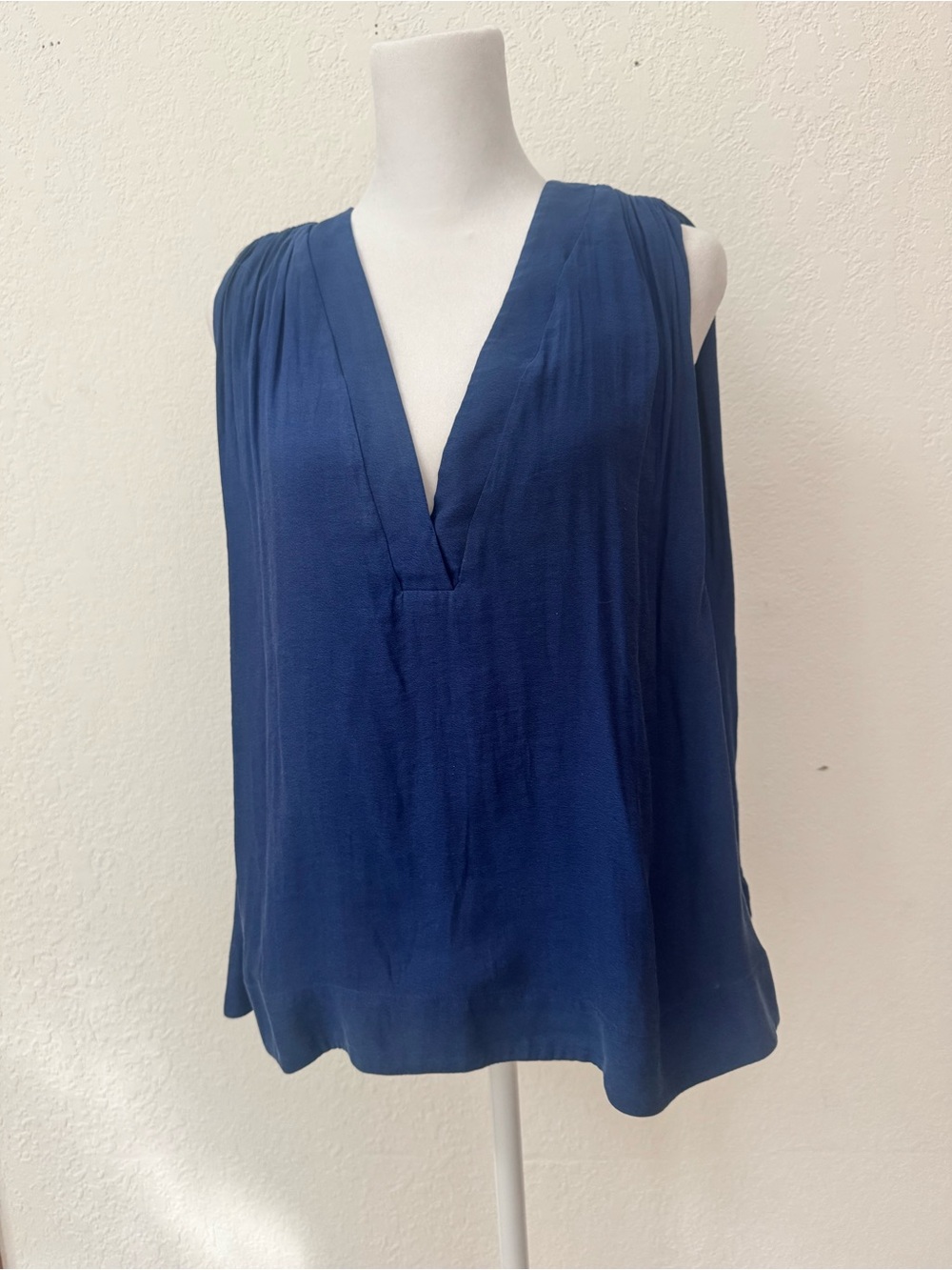 Free People Darcy V-neck lined drapey sleeveless top w/ beautiful back - blue